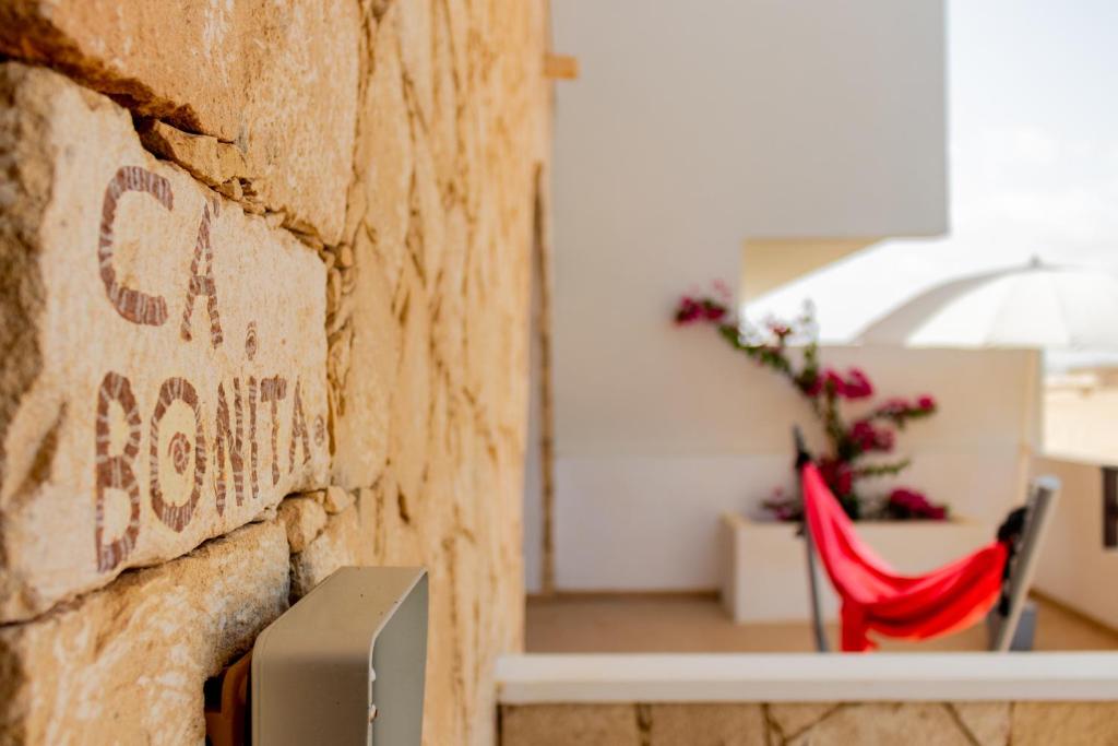 uma parede de tijolos com um sinal que lê sala de comer em Ca Bonita em Sal Rei