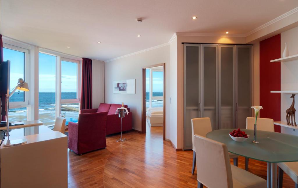 Ein Sitzbereich in der Unterkunft Strandhotel Georgshöhe