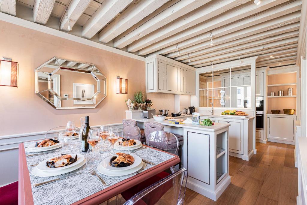 una cocina con una mesa con platos de comida. en La Dimora di San Maurizio 1- Dimora Italia - en Venecia