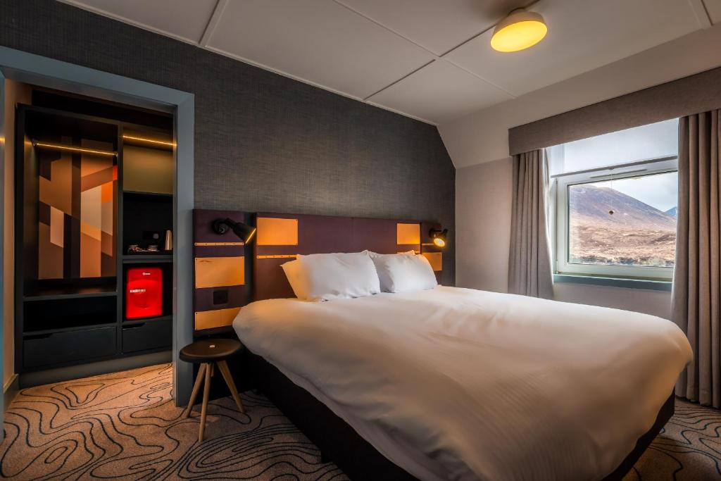 Postel nebo postele na pokoji v ubytování Sligachan Hotel