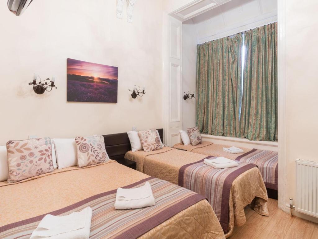Postel nebo postele na pokoji v ubytování Notting Hill Gate Hotel