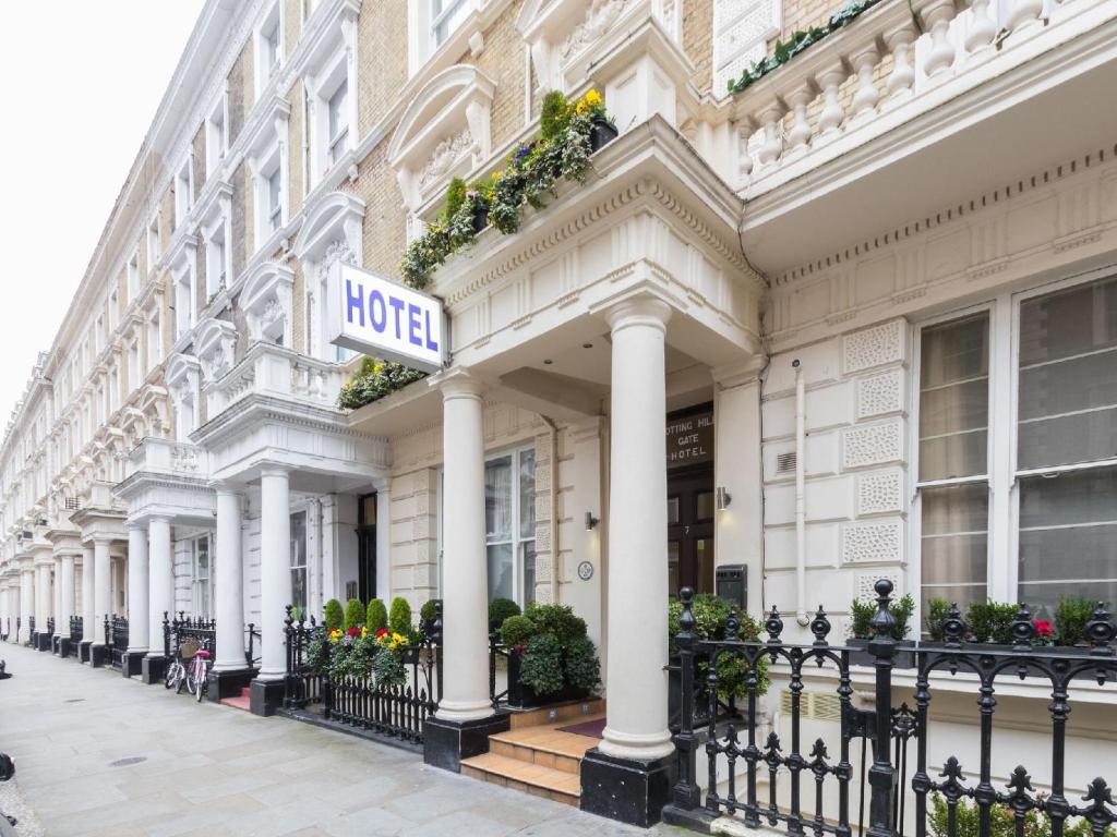 un bâtiment d'hôtel avec un panneau à l'avant dans l'établissement Notting Hill Gate Hotel, à Londres