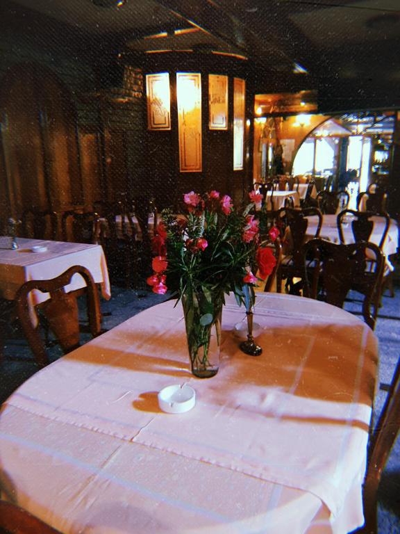 Restoran või mõni muu söögikoht majutusasutuses Sobe kod brata