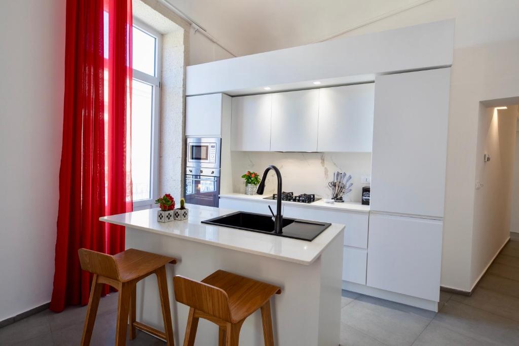 Kuchyňa alebo kuchynka v ubytovaní Ortigia Fab Apartment