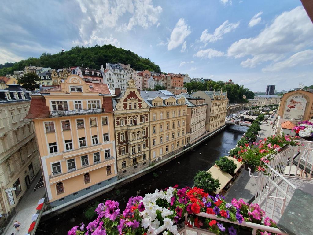 Nespecifikovaný výhled na destinaci Karlovy Vary nebo výhled na město při pohledu z apartmánu