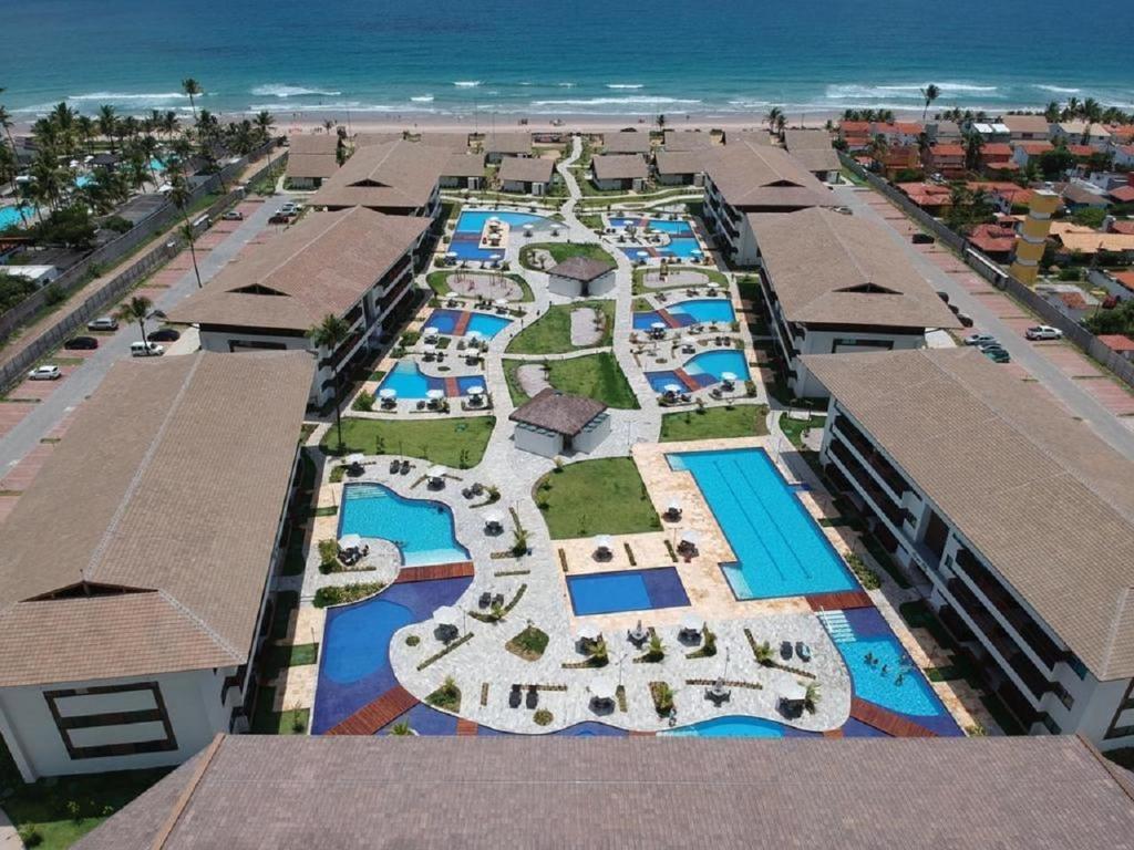 - une vue aérienne sur un complexe avec une plage dans l'établissement Beira mar de Porto de Galinhas - Cupe Beach Living, à Porto de Galinhas