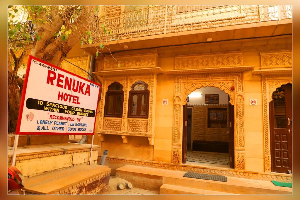 un edificio con un cartello di fronte di Hotel Renuka a Jaisalmer