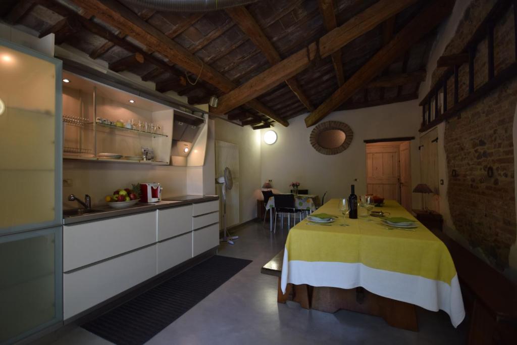 a kitchen with a table in the middle of a room at Pan & Cioccolato in Bellaria-Igea Marina