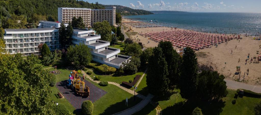una vista aérea de un hotel y una playa en Kaliakra Mare Hotel - Ultra All Inclusive en Albena