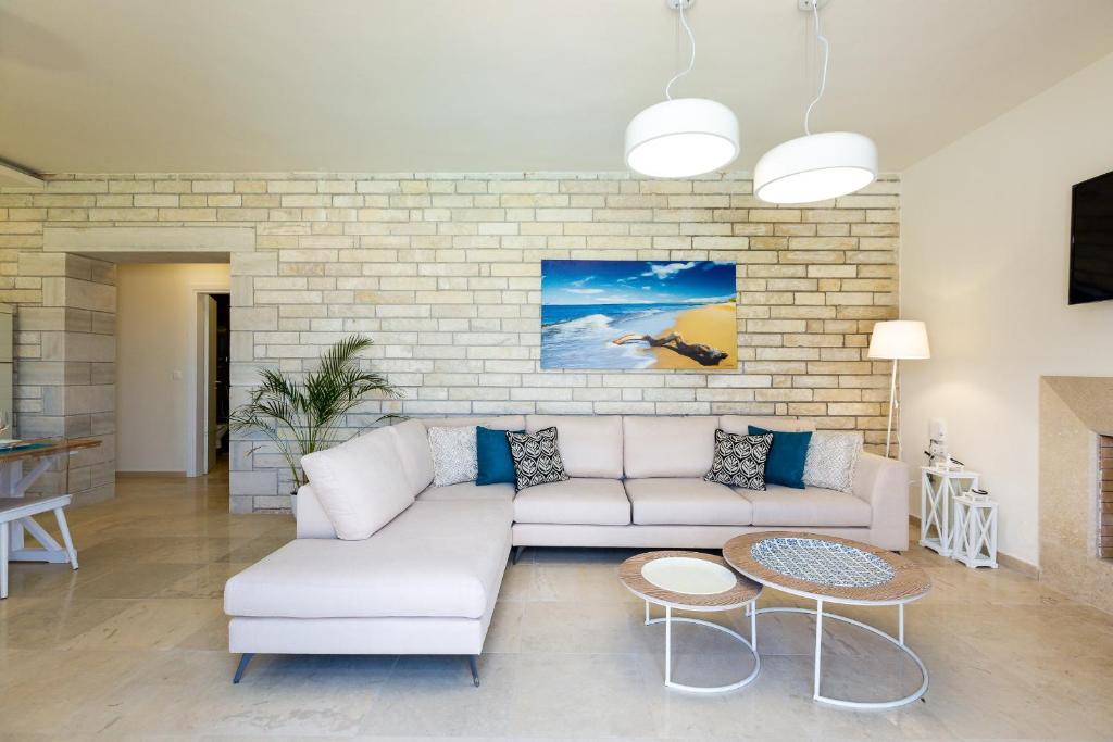 Posedenie v ubytovaní Thalmargia Villas, Ultimate Peace & Privacy, By ThinkVilla