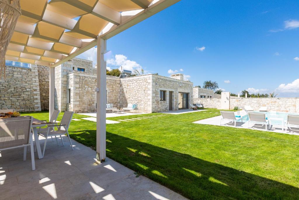 Bazén v ubytovaní Thalmargia Villas, Ultimate Peace & Privacy, By ThinkVilla alebo v jeho blízkosti