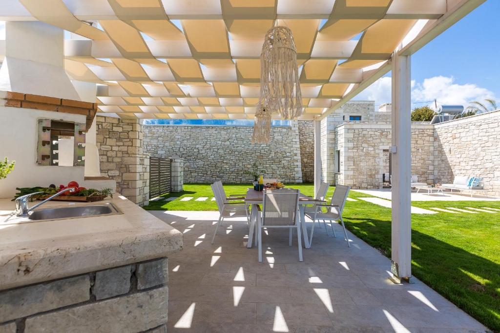 Patio alebo iná vonkajšia časť ubytovania Thalmargia Villas, Ultimate Peace & Privacy, By ThinkVilla