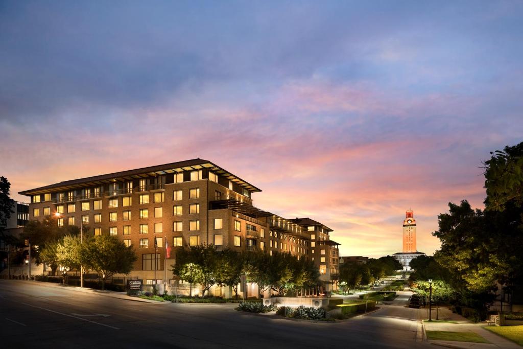 um edifício com uma torre de relógio ao fundo em AT&T Hotel & Conference Center em Austin