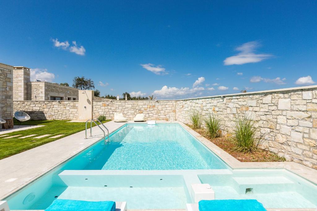 Bazén v ubytovaní Thalmargia Villas, Ultimate Peace & Privacy, By ThinkVilla alebo v jeho blízkosti