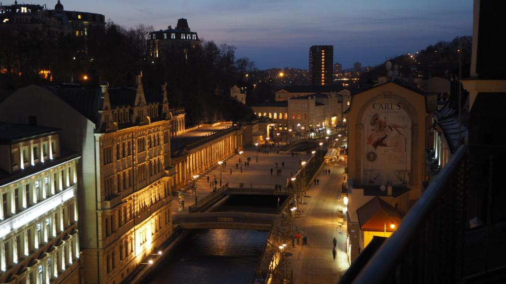 Nespecifikovaný výhled na destinaci Karlovy Vary nebo výhled na město při pohledu z apartmánu