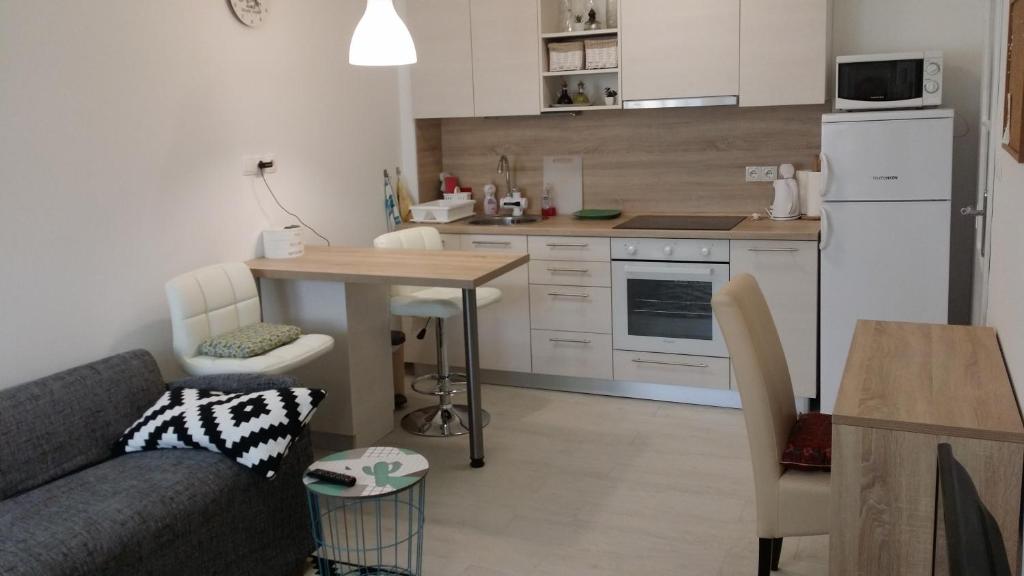 Il comprend une petite cuisine équipée d'une table et d'un réfrigérateur. dans l'établissement Apartment Marina, à Vinkovci