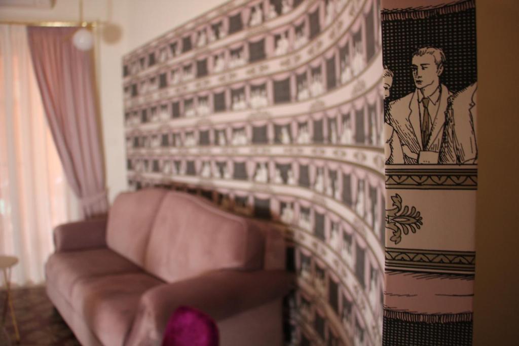 A seating area at Scene Suites Apartments