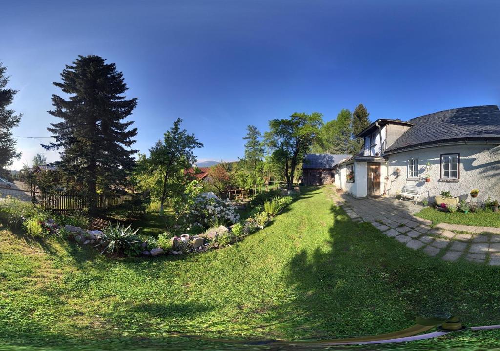 een huis met een tuin met een oprit bij Domek z duszą in Szklarska Poręba