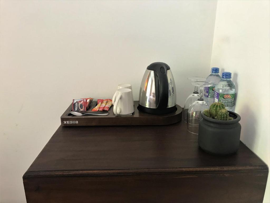Příslušenství pro přípravu čaje a kávy v ubytování Nature Trails Boutique Hotel