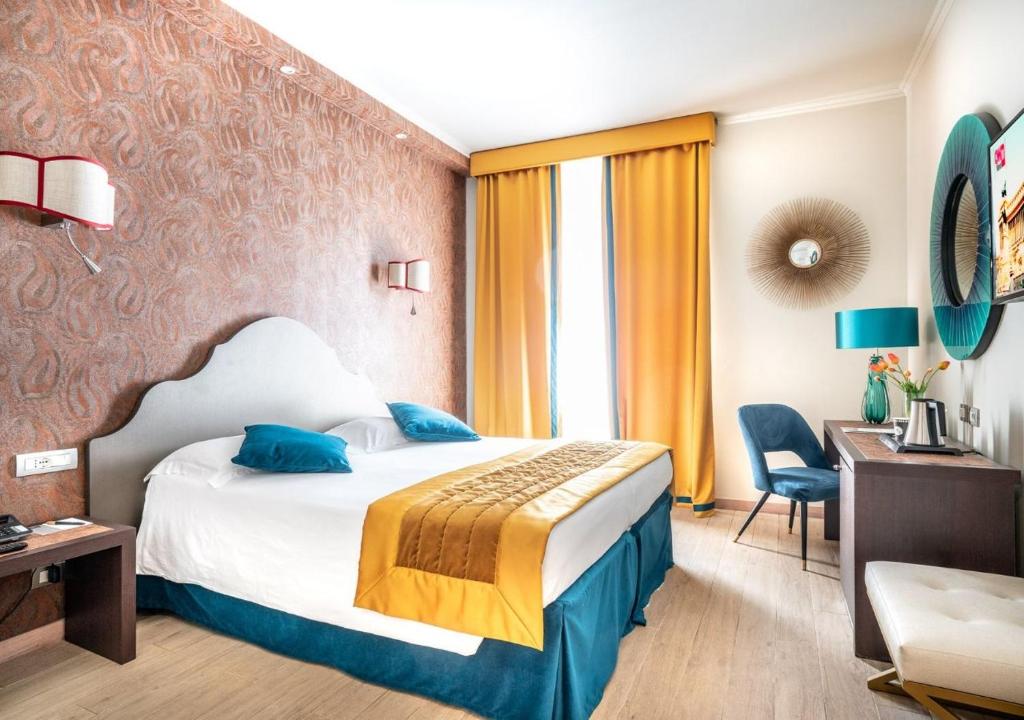 Postel nebo postele na pokoji v ubytování FH55 Grand Hotel Palatino