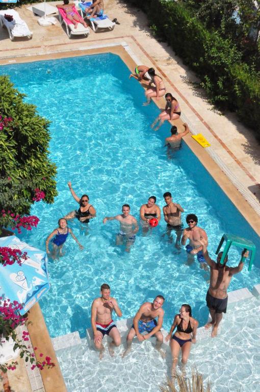 Bazén v ubytování Tuncer Garden Hotel nebo v jeho okolí