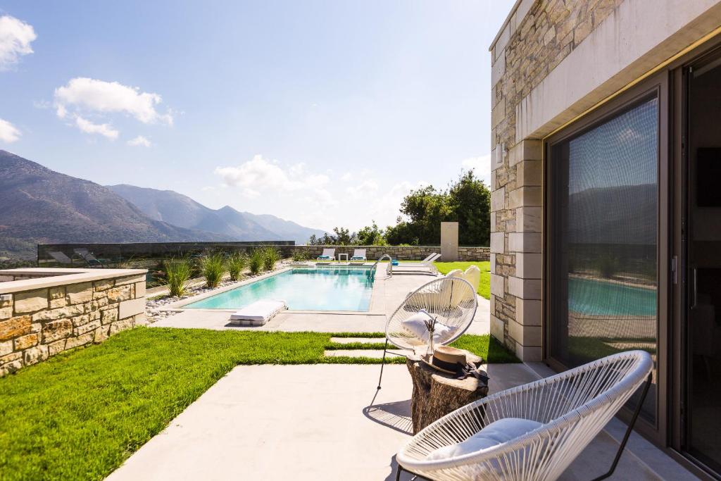 Bazén v ubytovaní Thalmargia Villas, Ultimate Peace & Privacy, By ThinkVilla alebo v jeho blízkosti