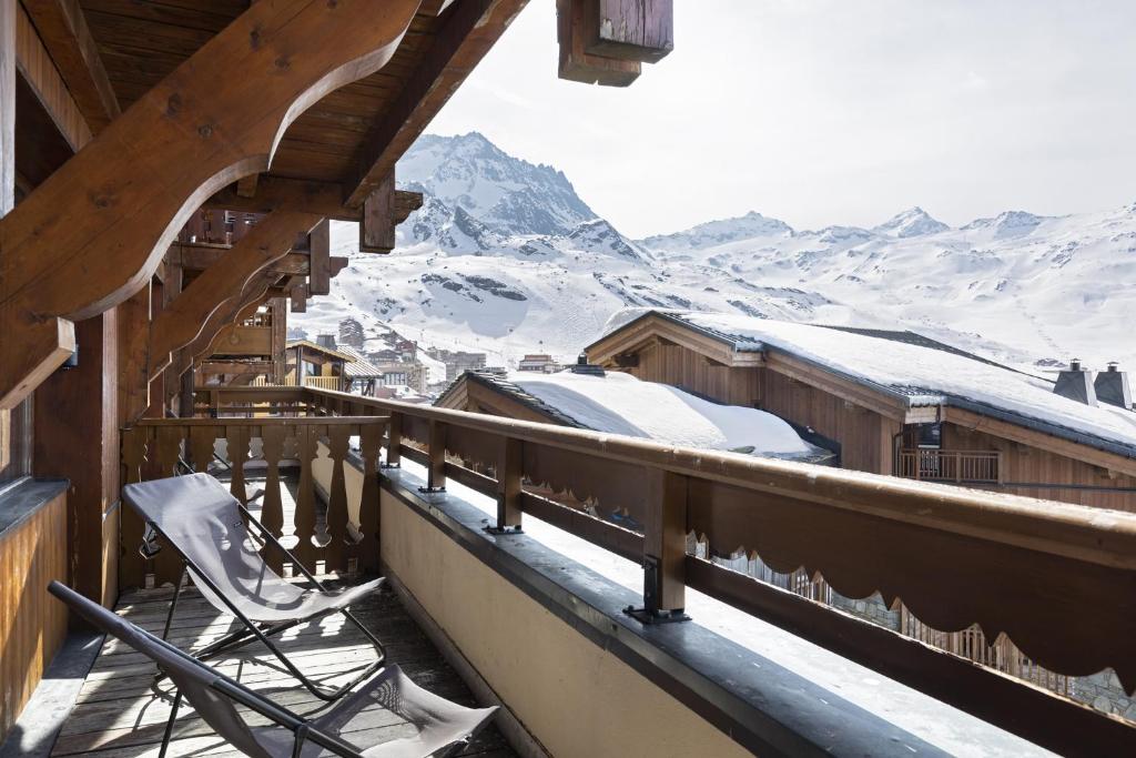 a balcony with a view of a snow covered mountain at Résidence Les Balcons de Val Thorens & Spa in Val Thorens