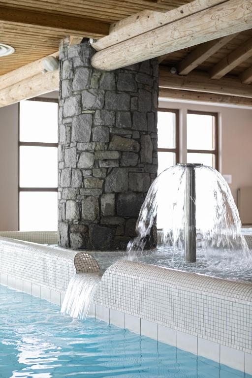a pool with a water fountain in a house at Résidence Les Balcons de Val Thorens & Spa in Val Thorens