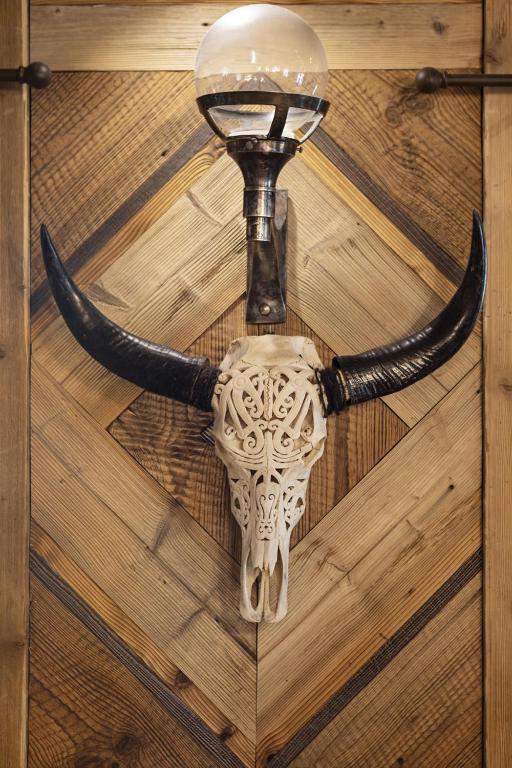 a skull with horns on a wooden floor at Résidence Les Balcons de Val Thorens & Spa in Val Thorens
