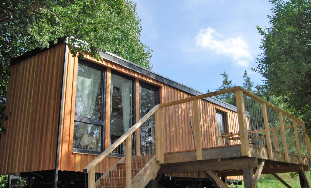 eine Holzhütte mit Glasfenstern in einem Wald in der Unterkunft Tiny House Ruheoase in Zwettl Stadt