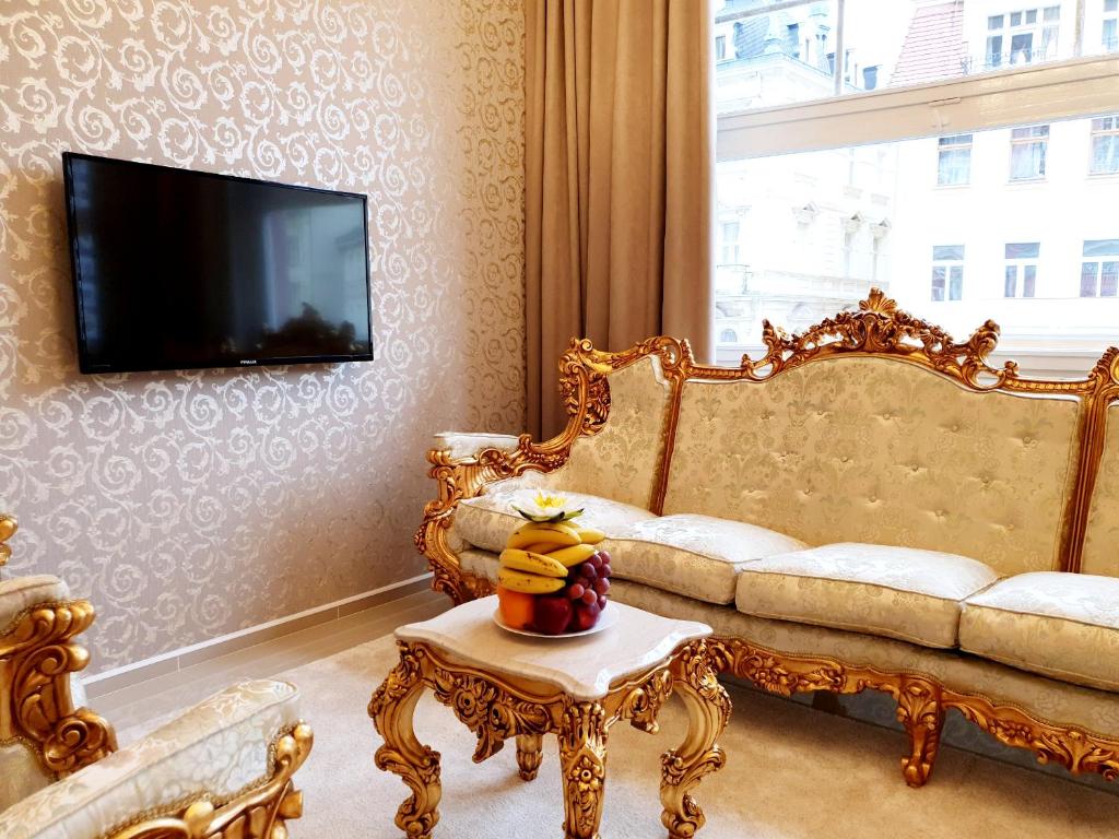 Madonna Apartments - 11