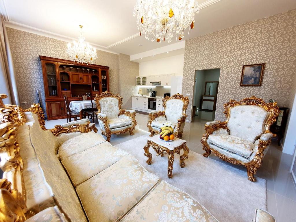 Madonna Apartments - 14