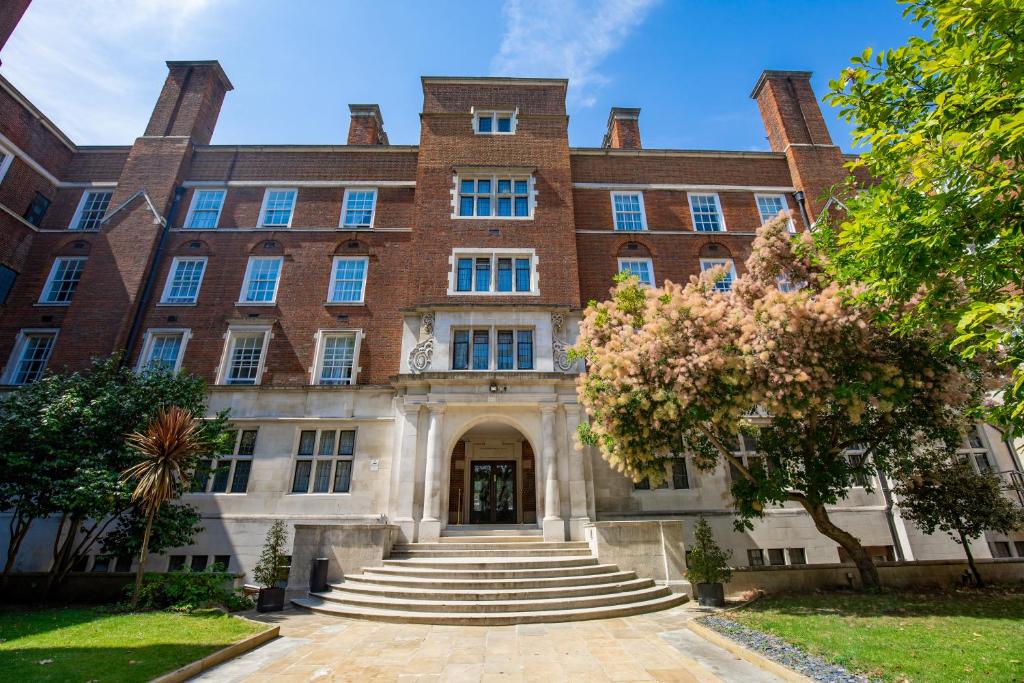 an university building with stairs leading to the front entrance at Wellington Hotel by Blue Orchid in London