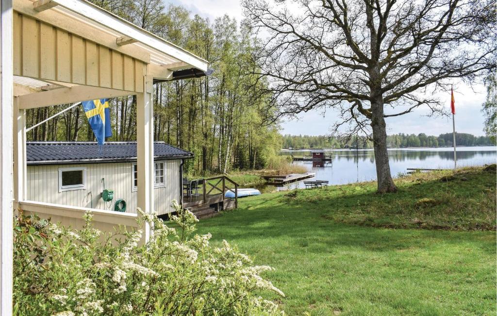 une maison avec vue sur une étendue d'eau dans l'établissement Cozy Home In Ljungby With Kitchen, à Ljungby