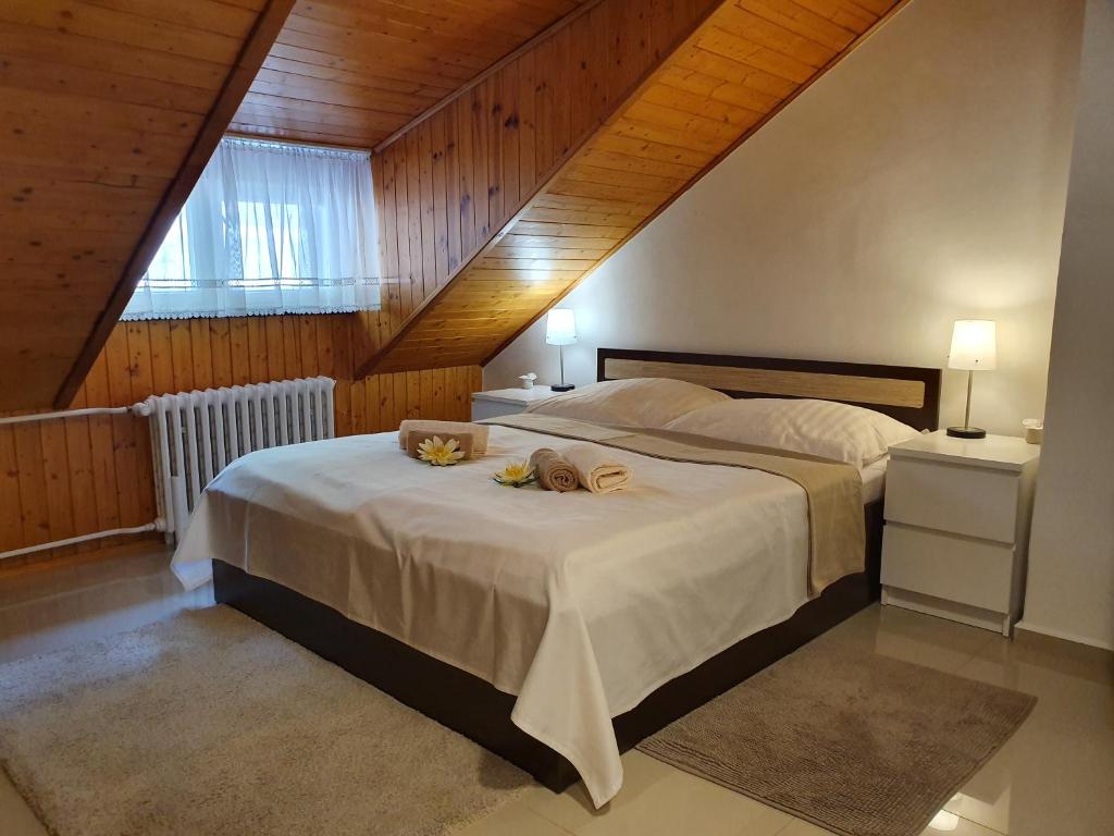 Postel nebo postele na pokoji v ubytování Madonna Apartments