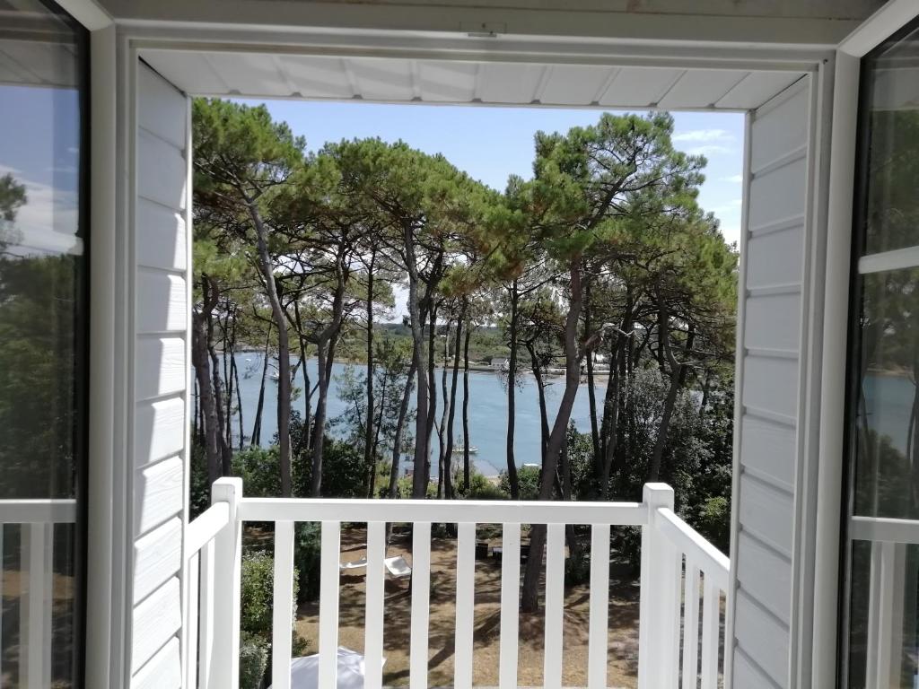 una vista desde la puerta principal de una casa en Hotel La Villa Bel Ange, en Saint-Philibert