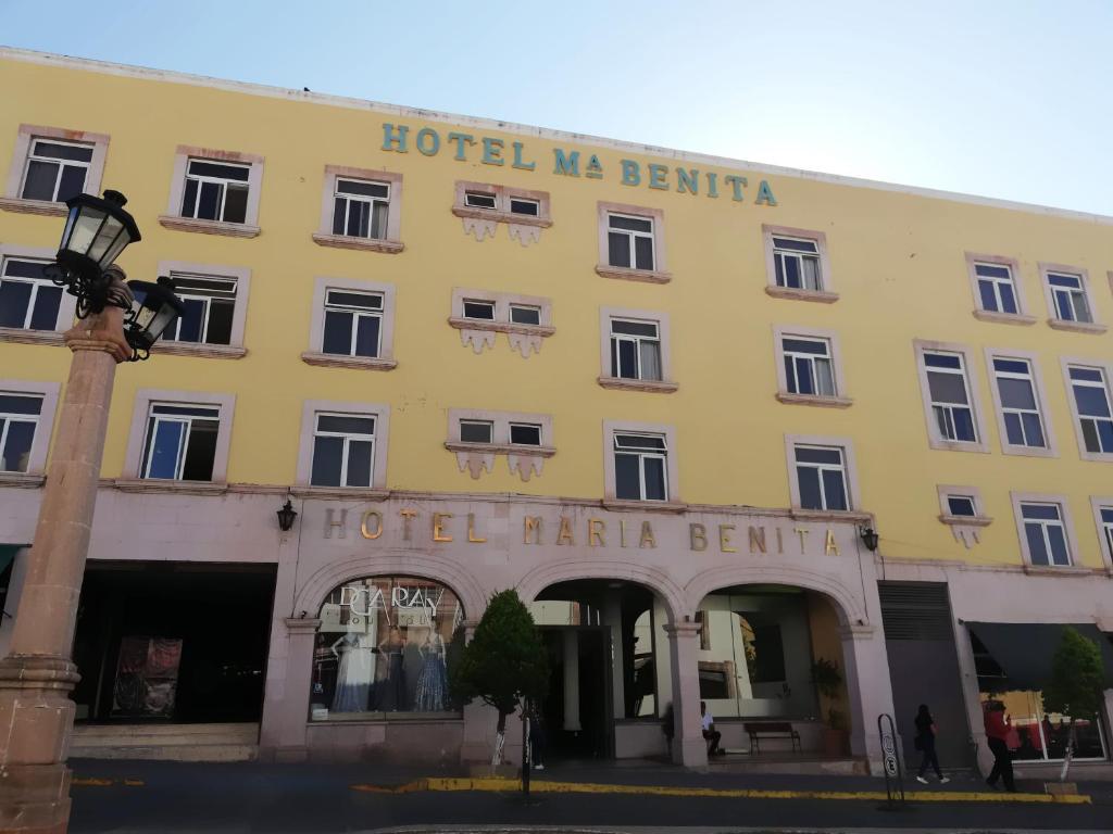 un grand bâtiment jaune avec les mots hôtel me berlia dans l'établissement Hotel Maria Benita, à Zacatecas