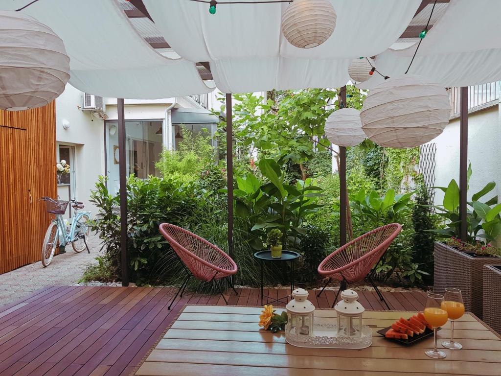 un patio con mesa y sillas bajo una sombrilla en Casablanca Boutique Bed&Breakfast, en Zagreb