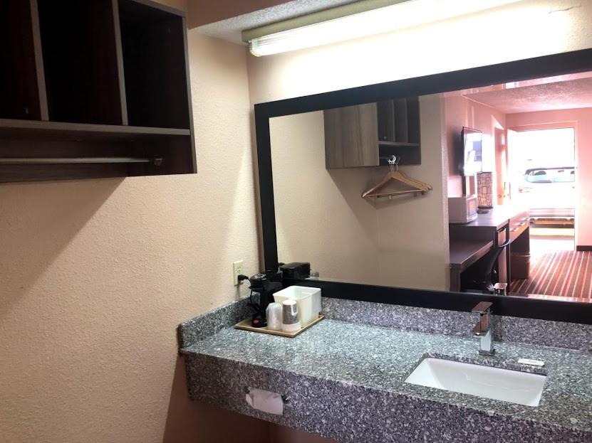 Legacy Inn - Gallatin - King Room - Non-Smoking