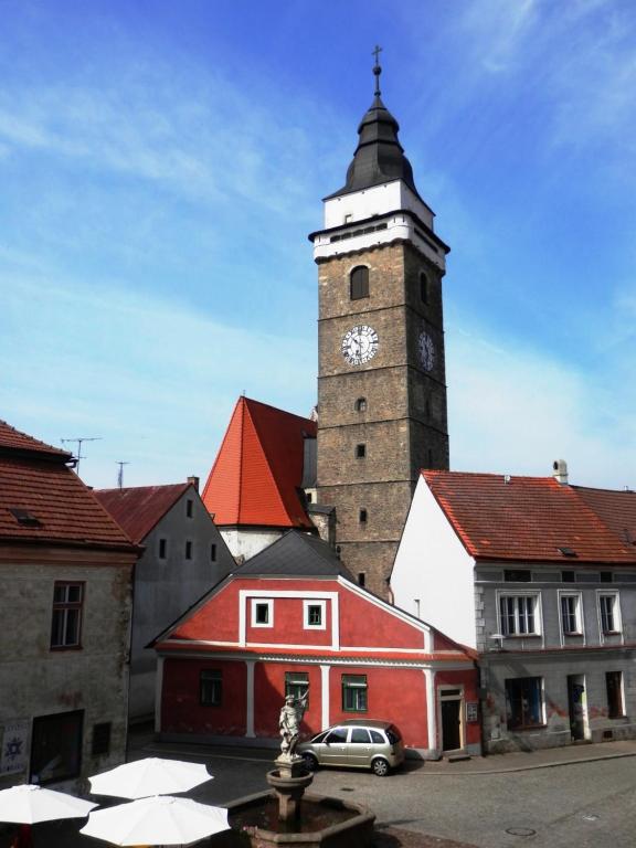 una torre de reloj en la parte superior de un edificio en Apartmány U sv. Floriána, en Slavonice
