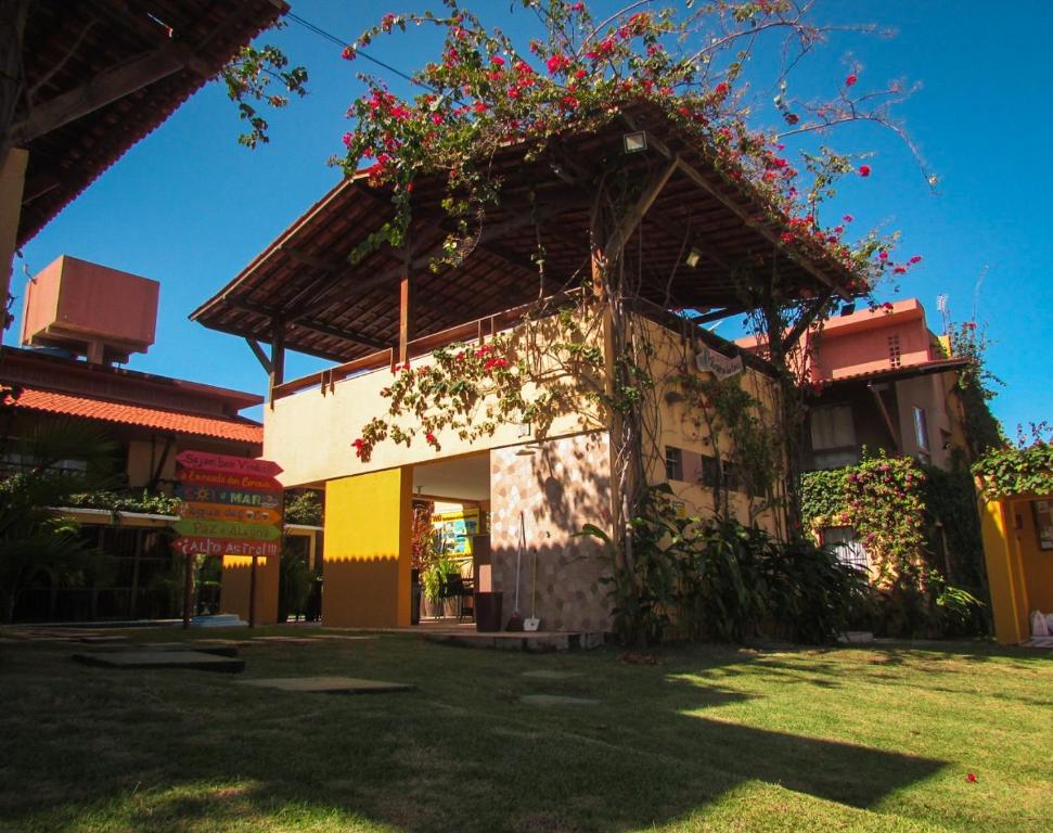 a building with a roof with flowers on it at Apartamentos Condominio a Beira Mar in Cabo de Santo Agostinho