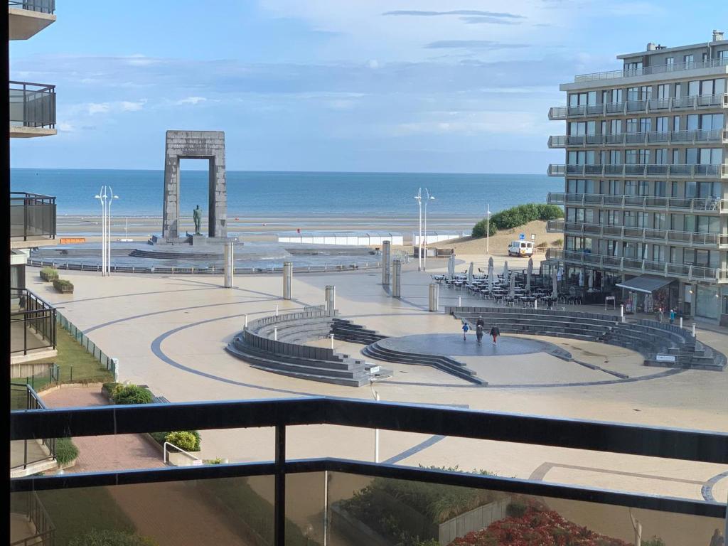 Blick auf den Strand vom Balkon eines Gebäudes in der Unterkunft Alexandra 405 in De Panne