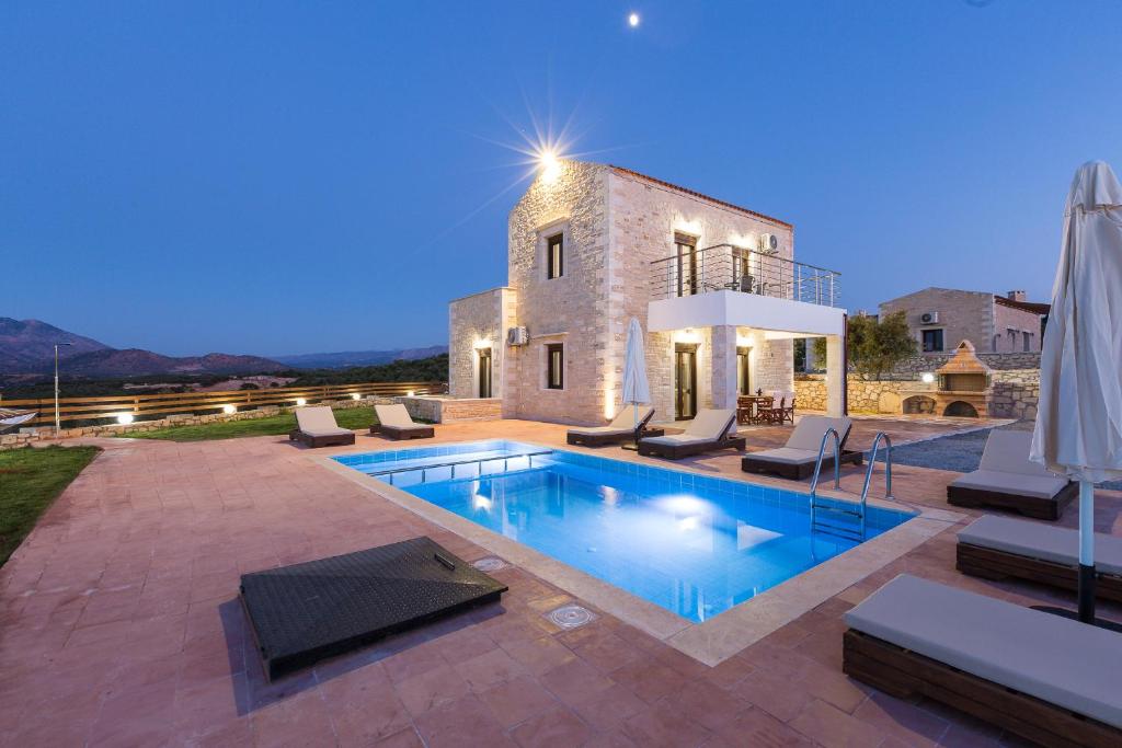 Bazén v ubytovaní Dimokritos Villas IV, V, & VI, a homestay experience, By ThinkVilla alebo v jeho blízkosti