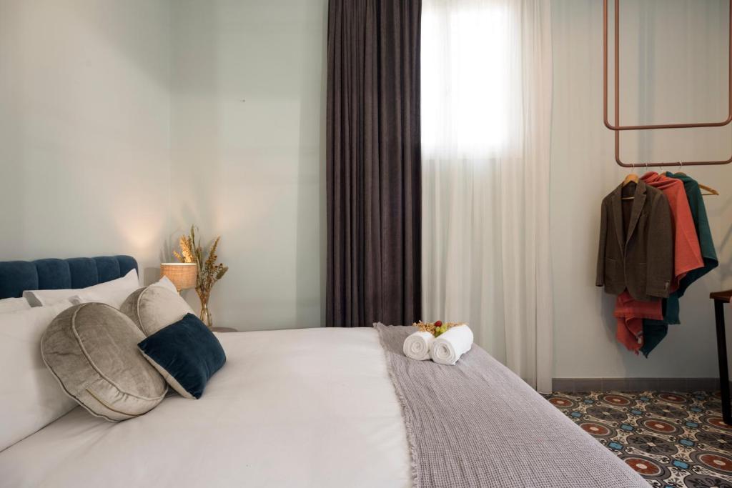 Postel nebo postele na pokoji v ubytování Hotel Lost Gemmayzeh
