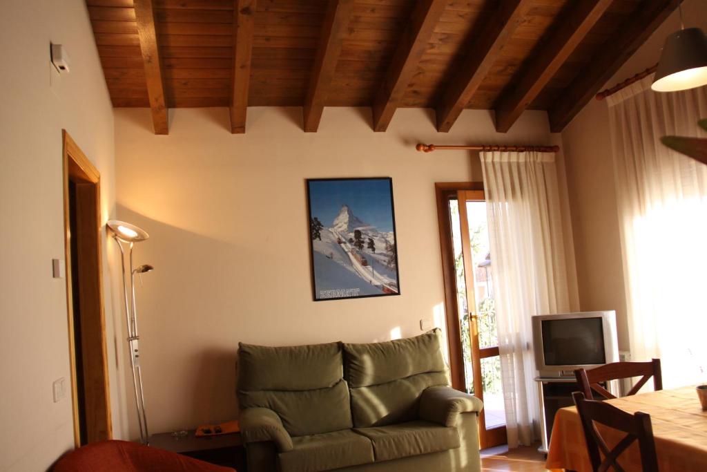 - un salon avec un canapé et une table dans l'établissement Apartaments Sol Solet, à Llívia