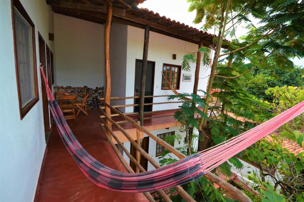a hammock in front of a house at Doce Lar Hospedaria in Lençóis