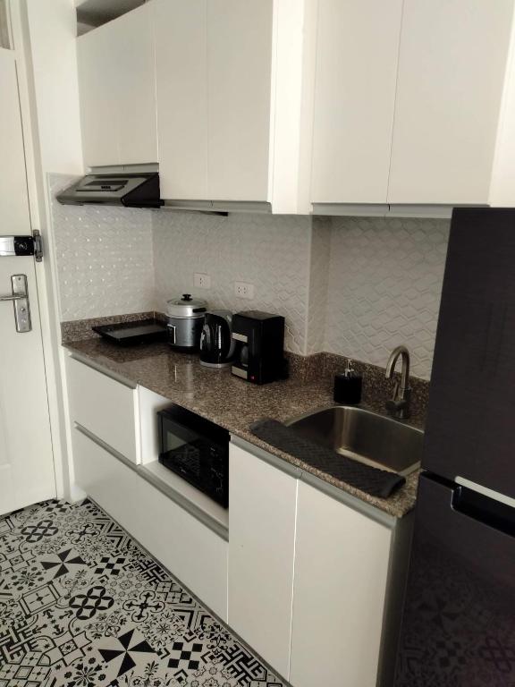 Kuchyň nebo kuchyňský kout v ubytování Soderberg By J&J Homes At Amani Grand Resort Residences Near Airport