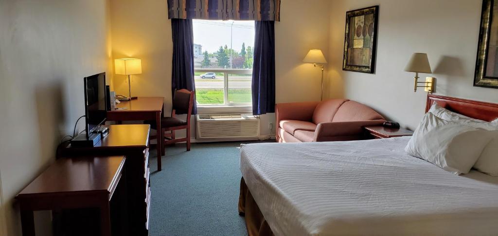 Postel nebo postele na pokoji v ubytování Travelodge by Wyndham Stony Plain