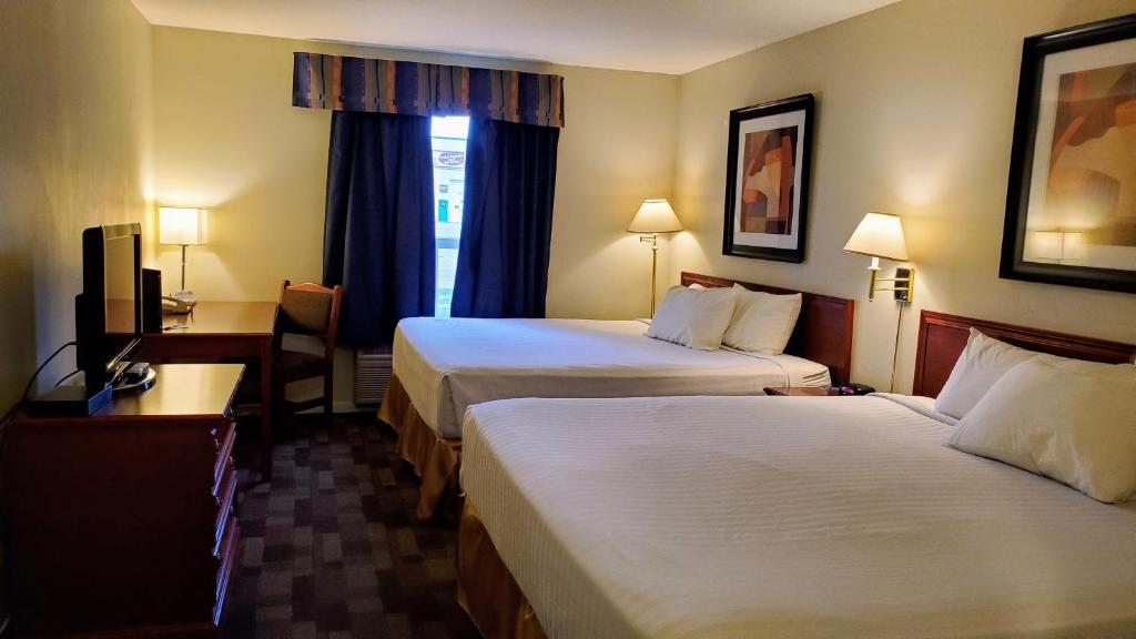 Postel nebo postele na pokoji v ubytování Travelodge by Wyndham Stony Plain