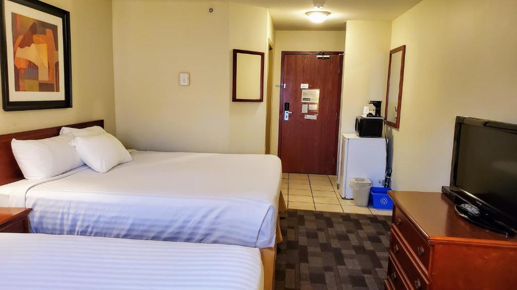 Postel nebo postele na pokoji v ubytování Travelodge by Wyndham Stony Plain